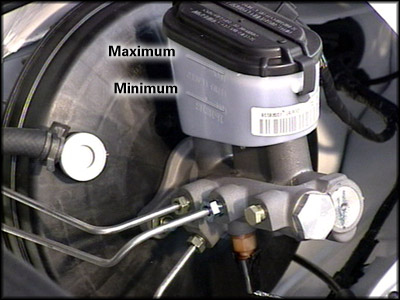 Cómo revisar el nivel del líquido de frenos de tu moto